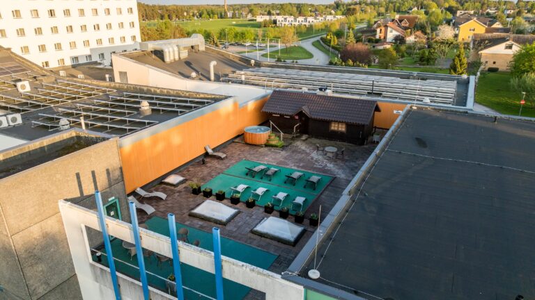 Терраса на крыше Toila Spa сверху: шезлонги, купель и домик сауны, вид с дрона