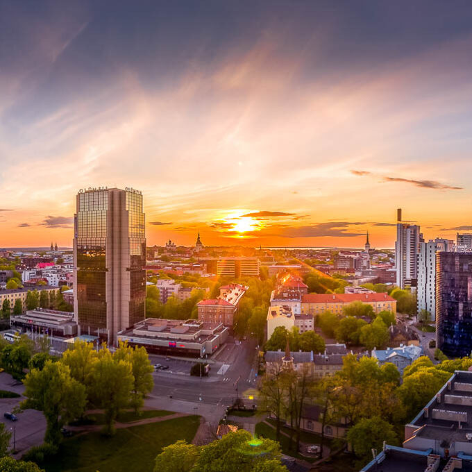 Olümpia hotell ja Tallinna kesklinna kõrghooned päikeseloojangul, droonipanoraam