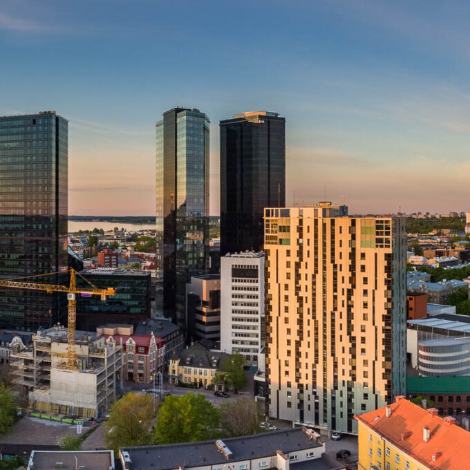 Tallinna kesklinna kõrghooned õhtuvalguses, taamal meri, droonipanoraam