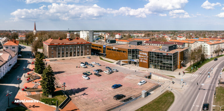 Jõhvi Tsentraal ja keskväljaku parkla kevadel, droonipanoraam üle Jõhvi kesklinna